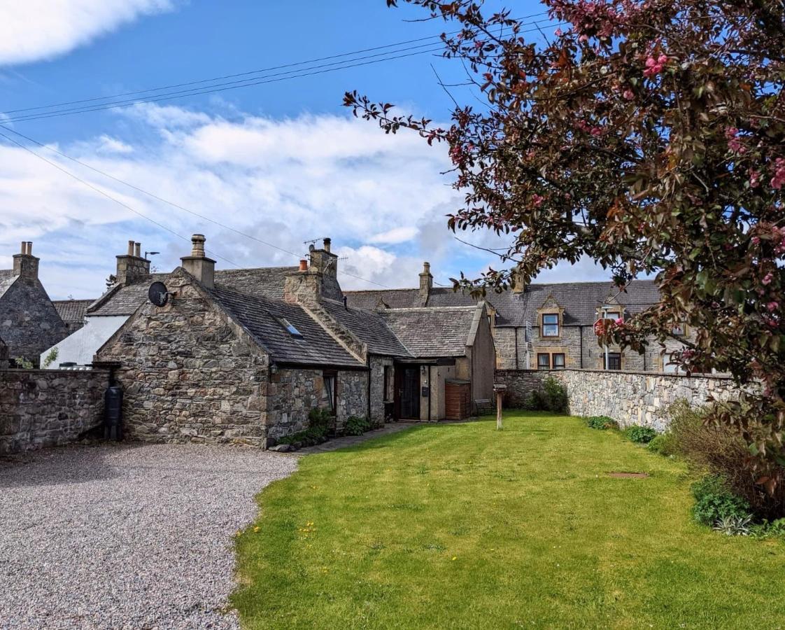 Ailnack Cottage -Cheerful Cottage With Secure Garden And Off Street Parking Sleeps 4 토민톨 외부 사진