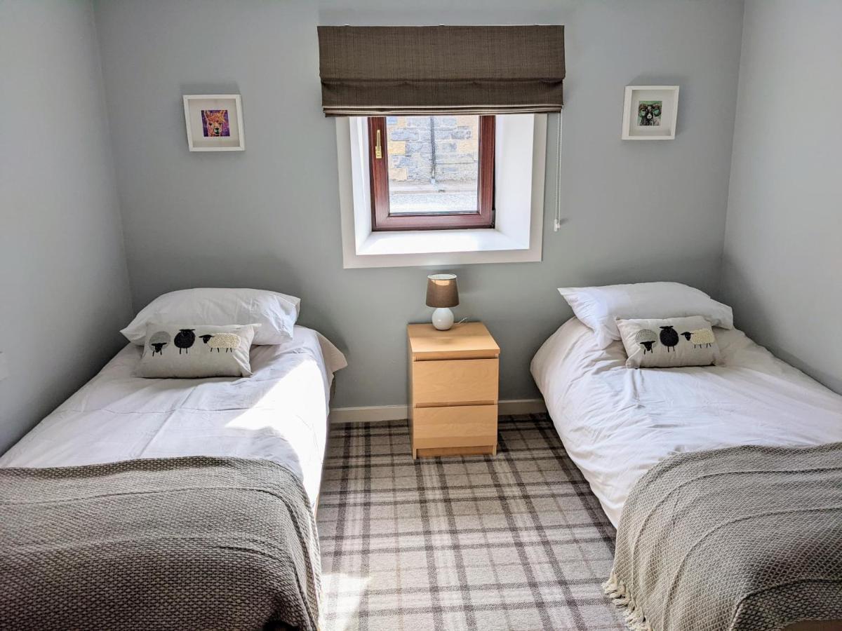 Ailnack Cottage -Cheerful Cottage With Secure Garden And Off Street Parking Sleeps 4 토민톨 외부 사진